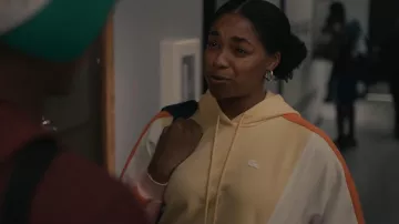 Sudadera con capucha Lacoste Color Block usada por Lisa (Simone Joy Jones) como se ve en Bel-Air (S02E03)