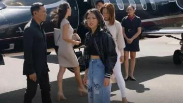 Shein Butterfly Jeans porté par Rae Song (Rachel Baeq) vu dans Magnum P.I. (S05E03)