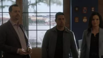 Chaqueta con cremallera de lana hervida Ivan antracita usada por Nick Torres (Wilmer Valderrama) como se ve en NCIS (S20E15)