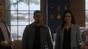 Allsaints Brace Tonic Crew Tee usada por Nick Torres (Wilmer Valderrama) como se ve en NCIS (S20E15)