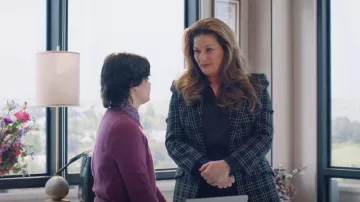 Alexander McQueen Check Pattern Blazer de lana de un solo pecho usado por Katherine Hastings (Ana Gasteyer) como se ve en American Auto (S02E06)