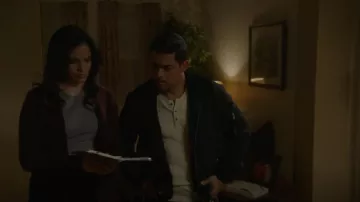 Rag & Bone Classic Henley usado por Nick Torres (Wilmer Valderrama) como se ve en NCIS (S20E15)