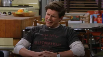 Tom Petty et les Heartbreakers Quality Since 76 T Shirt porté par Jesse (Chris Lowell) comme on le voit dans How I Met Your Father (S02E06)