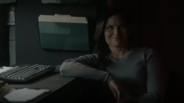 Rag & Bone Essential Rib Long Sleeve Tee en gris brezo usado por Jessica Knight (Katrina Law) como se ve en NCIS (S20E15)