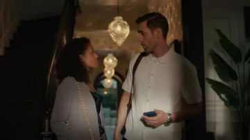 Chemise à manches courtes Club Monaco Egret portée par James (Oliver Jackson-Cohen) comme on le voit sur Surface (S01E03)