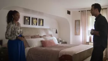 L'Agence Tyler Flo­ral Blouse worn by Gaby (Jessica Williams) as seen in Shrinking (S01E06)