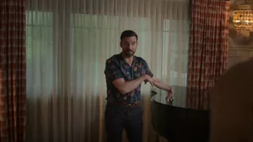 Paul Smith Flo­ral Print Va­ca­tion Shirt worn by Steven (Matt Knudsen) as seen in Shrinking (S01E06)