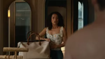 Reformation Blanca Top porté par Sophie (Gugu Mbatha-Raw) vu dans Surface (S01E06)