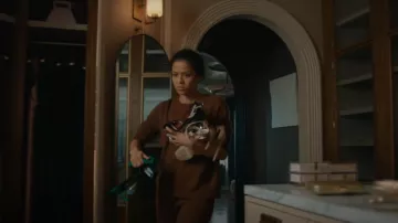 Escarpins de lierre Saint Laurent portés par Sophie (Gugu Mbatha-Raw) vus en surface (S01E08)