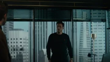AMI Paris Ami De Coeur Sudadera usada por Harrison (François Arnaud) vista en Surface (S01E08)