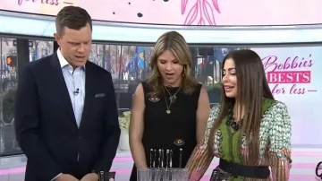 Robe chemise Saloni Lea en vigne corail portée par Bobbie Thomas comme on le voit dans Aujourd’hui avec Hoda & Jenna le 28 février 2023