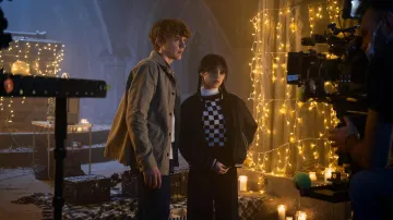 La chaqueta de satén reversible Kooples usada por Wednesday Addams (Jenna Ortega) en Wednesday (S01E07)