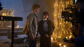 Veste satin reversible the Kooples porté par Wednesday Addams (Jenna Ortega) dans Mercredi (S01E07)