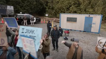 Chaqueta acolchada de gran tamaño de H&M usada por Jordan como se ve en Fire Country (S01E13)