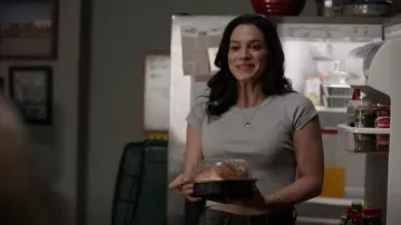Asos Shrunken Rib Top usado por Gabriela Perez (Stephanie Arcila) como se ve en Fire Country (S01E13)
