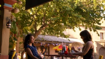 Casco Lang Twist Front Draped Jersey Knit Top Blue usado por Jenn Chu (Nanrisa Lee) como se ve en Quantum Leap (S01E09)