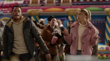Free People Joplin Cozy Jacket usada por Cara (Sabina Gadecki) como se ve en Fire Country (S01E14)