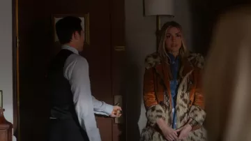 Vintage 1970s Velveteen Faux Fur Boho Coat usado por Jamie Farmer (Karissa Staples) como se ve en Quantum Leap (S01E09)