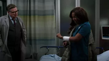 Parka Canada Goose Aurora portée par Maggie Lockwood (Marlyne Barrett) vue dans Chicago Med (S08E13)
