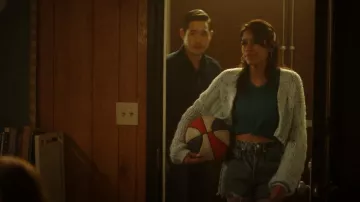 Urban Outfitters Sydney Cardigan usado por Gia (Josielyn Aguilera) como se ve en Quantum Leap (S01E12)