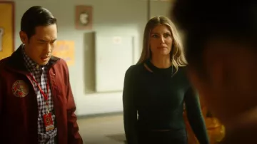 Suéter de cachemira Frame Cutout Crop usado por Addison Augustine (Caitlin Bassett) como se ve en Quantum Leap (S01E12)