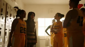 Varga Skater Girl Falda usada por Gia (Josielyn Aguilera) como se ve en Quantum Leap (S01E12)