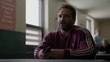 Sudadera Adidas Stripes Crew usada por Bob Goodwin (Jai Courtney) vista en Kaleidoscope (S01E07)