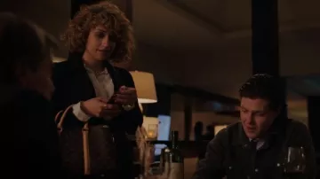Louis Vuitton Monogram Canvas Soufflot usado por Judy Goodwin (Rosaline Elbay) visto en Kaleidoscope (S01E07)