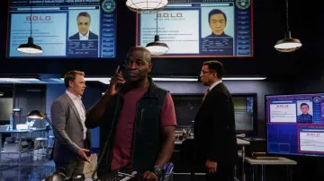 Veste noire à glissière portée par Dembe Zuma (Hisham Tawfiq) comme on le voit dans The Blacklist (S10E01)