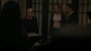 Chemise ajustée LL Bean portée par Iris (Emma Laird) vue dans Mayor of Kingstown (S02E02)