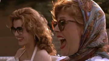 La bufanda azul estampada usada por Louise (Susan Sarandon) en la película Thelma y Louise