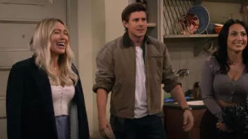 Veste Carhartt Detroit portée par Jesse (Chris Lowell) dans How I Met Your Father (S02E06)