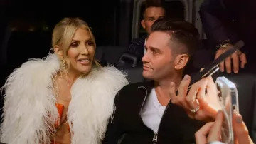 Veste en fausse fourrure Ami Paris portée par Tracy Tutor comme on le voit dans Million Dollar Listing Los Angeles (S14E11)