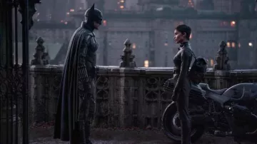 Le sac à dos noir de Selina Kyle (Zoë Kravitz) dans le film The Batman