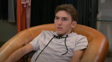 Karl Lagerfeld Paris Sudadera con capucha de manga corta con logotipo en el cuello usada por Grayson Chrisley como se ve en Chrisley Knows Best (S10E03)