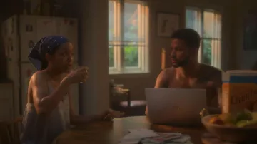 Iro Berwyn Top en soie garni de dentelle porté par Zoey Johnson (Yara Shahidi) vu dans grown-ish (S05E16)