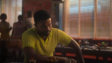 Pull polo en tricot jaune Zara porté par Aaron Jackson (Trevor Jackson) vu dans grown-ish (S05E16)
