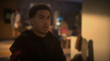 Suéter grueso de punto con logotipo blanco usado por Andre Johnson, Jr. (Marcus Scribner) como se ve en adulto (S05E16)