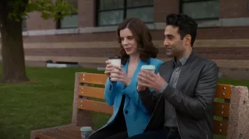 Theory Etiennette B Blazer de mezcla de lana usado por la Det. Samantha Wazowski (Meredith MacNeill) como se ve en Pretty Hard Cases (S02E01)