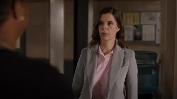 Polo Ralph Lauren Polo Classic Fit Mesh usado por la Det. Samantha Wazowski (Meredith MacNeill) como se ve en Pretty Hard Cases (S02E05)