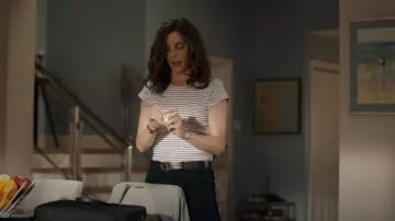 Club Monaco Striped Bowee Tee porté par la détective Samantha Wazowski (Meredith MacNeill) comme on le voit dans Pretty Hard Cases (S02E07)