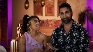 Norma Kamali Diana Top usado por Anisha Ramakrishna como se ve en Family Karma (S03E09)