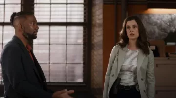 Blazer verde mango usado por la Det. Samantha Wazowski (Meredith MacNeill) como se ve en Pretty Hard Cases (S02E07)