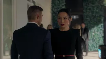 Ceinture rouge avec logo Valentino portée par Francesca (Li Jun Li) dans la garde-robe de la série télévisée Sex/Life (saison 2, épisode 2)