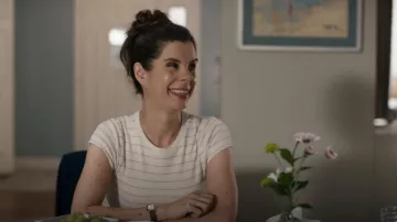 Camiseta a rayas del Club Monaco Bowee usada por la Det. Samantha Wazowski (Meredith MacNeill) como se ve en Pretty Hard Cases (S02E08)