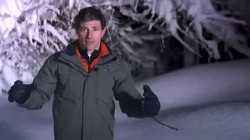 Chaqueta Patagonia Wanaka Down usada por Matt Gutman como se ve en Good Morning America el 1 de marzo de 2023