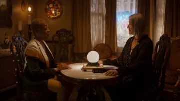 Dries Van Noten Blazer Blanchet holgado usado por la comandante de la unidad Edwina Shanks (Karen Robinson) como se ve en Pretty Hard Cases (S02E09)