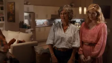 Sandro Adelia Leather Grommet Belt usado por Adeline French (Charlotte Sullivan) como se ve en Pretty Hard Cases (S02E09)