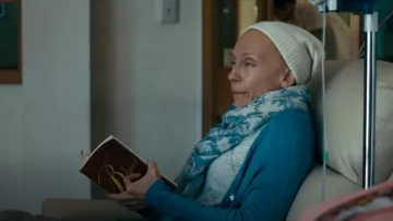 American Vintage Jacksonville V Neck Tee usada por Laura Oliver (Toni Collette) como se ve en Pieces of Her (S01E07)