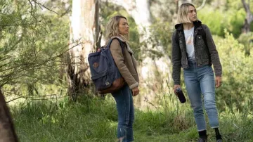 Sac à dos Herschel Heritage en bleu marine porté par Eve Harris (Natalie Zea) vu à La Brea (S02E14)